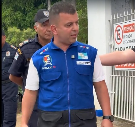Prefeito entrega multa a morador por descarte irregular e vídeo gera polêmica em Barra Mansa
