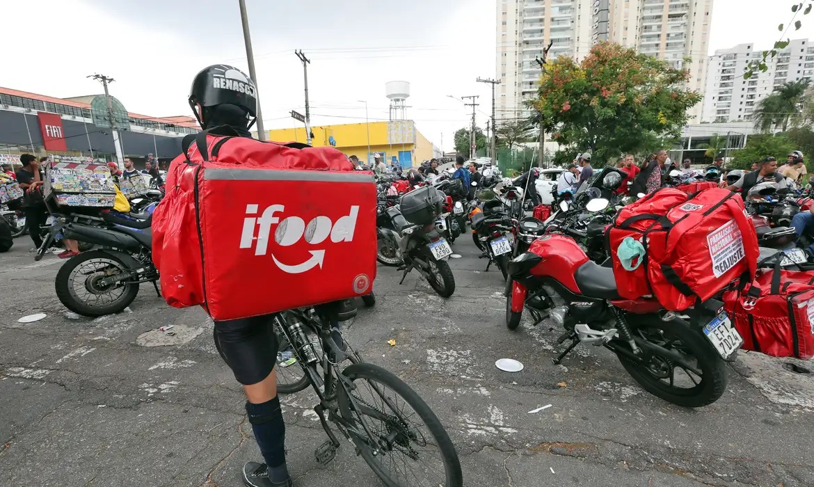 Entregadores mantêm paralisação por melhores condições de trabalho