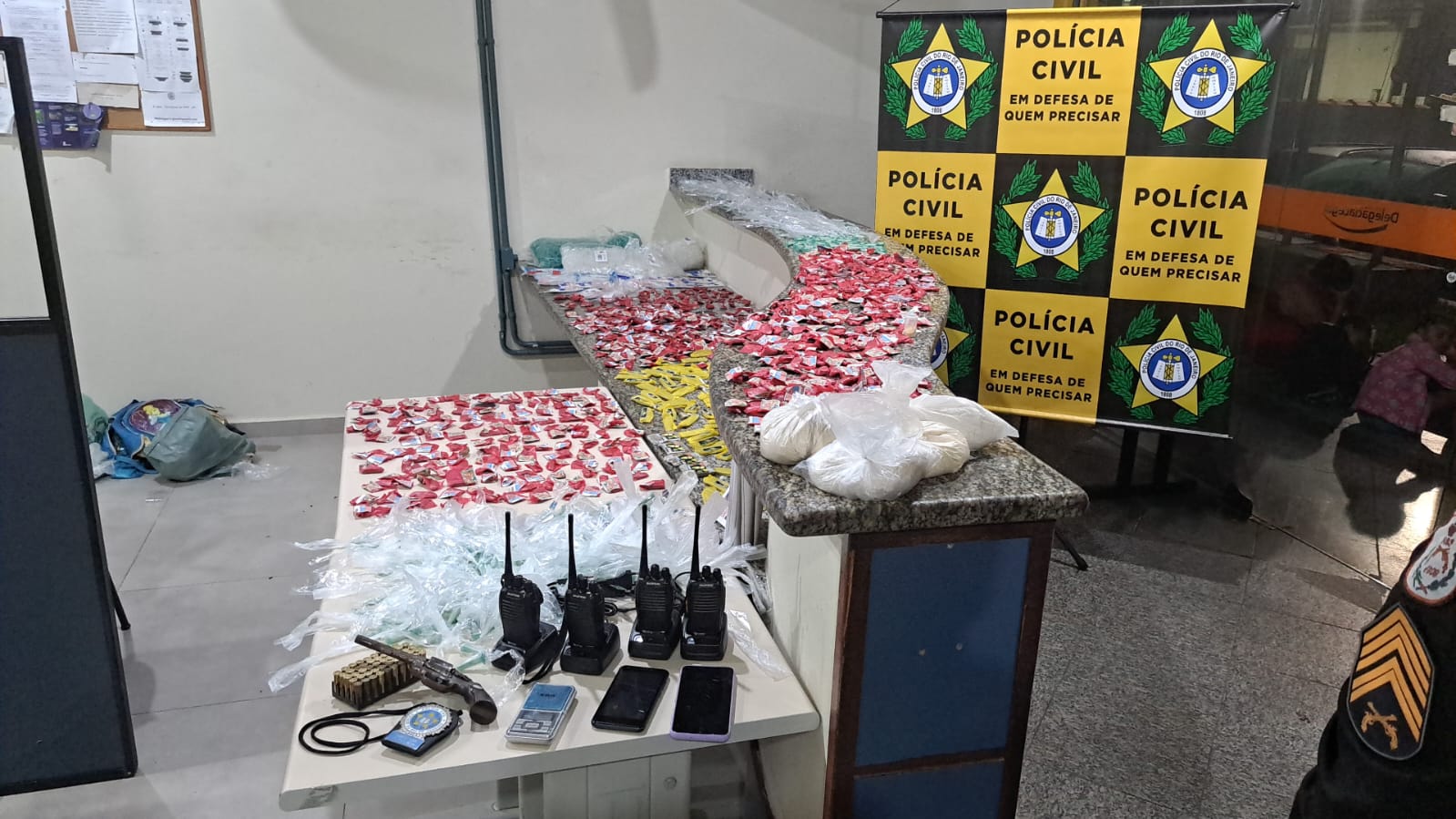(VÍDEO) Operação “Três Forças” estoura a maior boca de fumo do bairro Asilo, em Piraí
