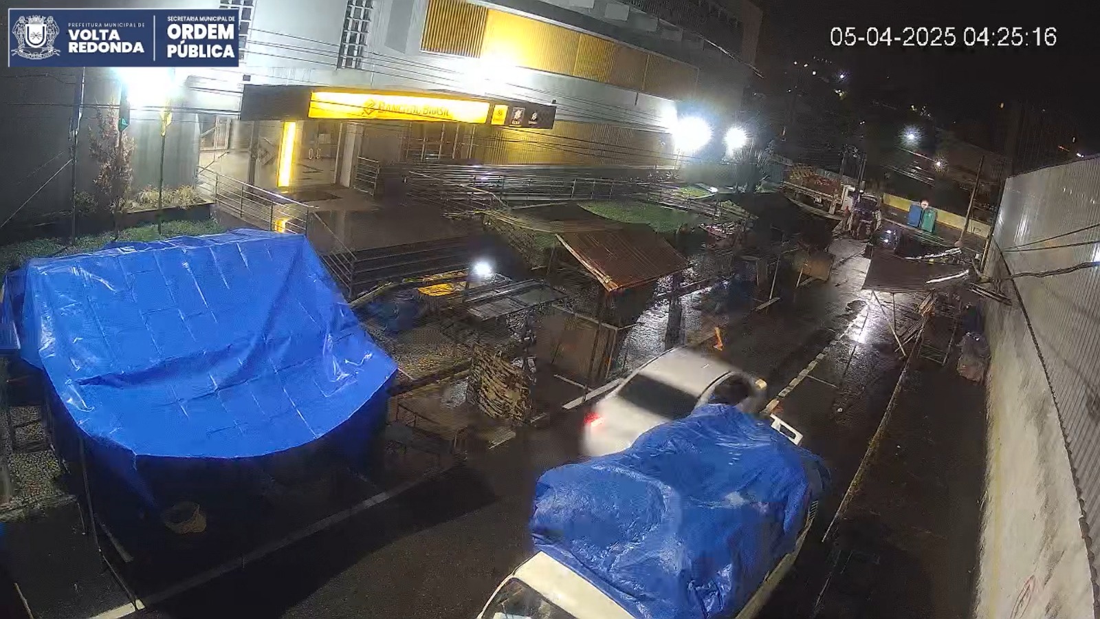 (vídeo) Carro invade feira livre e motorista é conduzido à delegacia de Volta Redonda