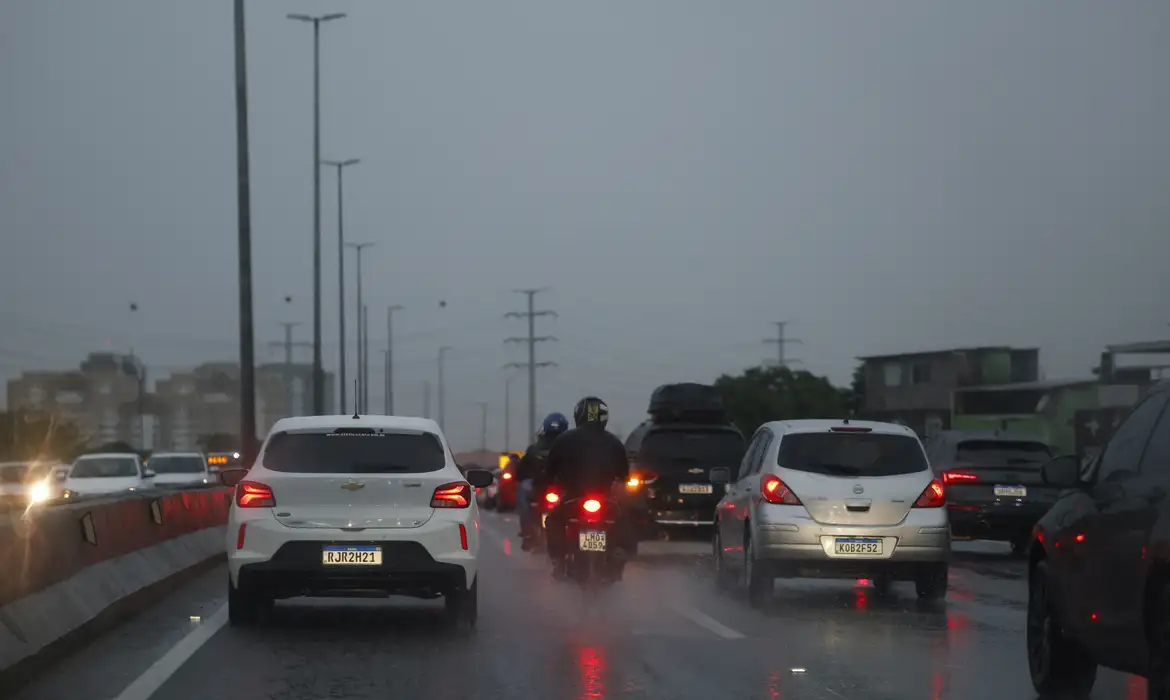 Rio se prepara para a frente fria que poderá trazer tempestade 