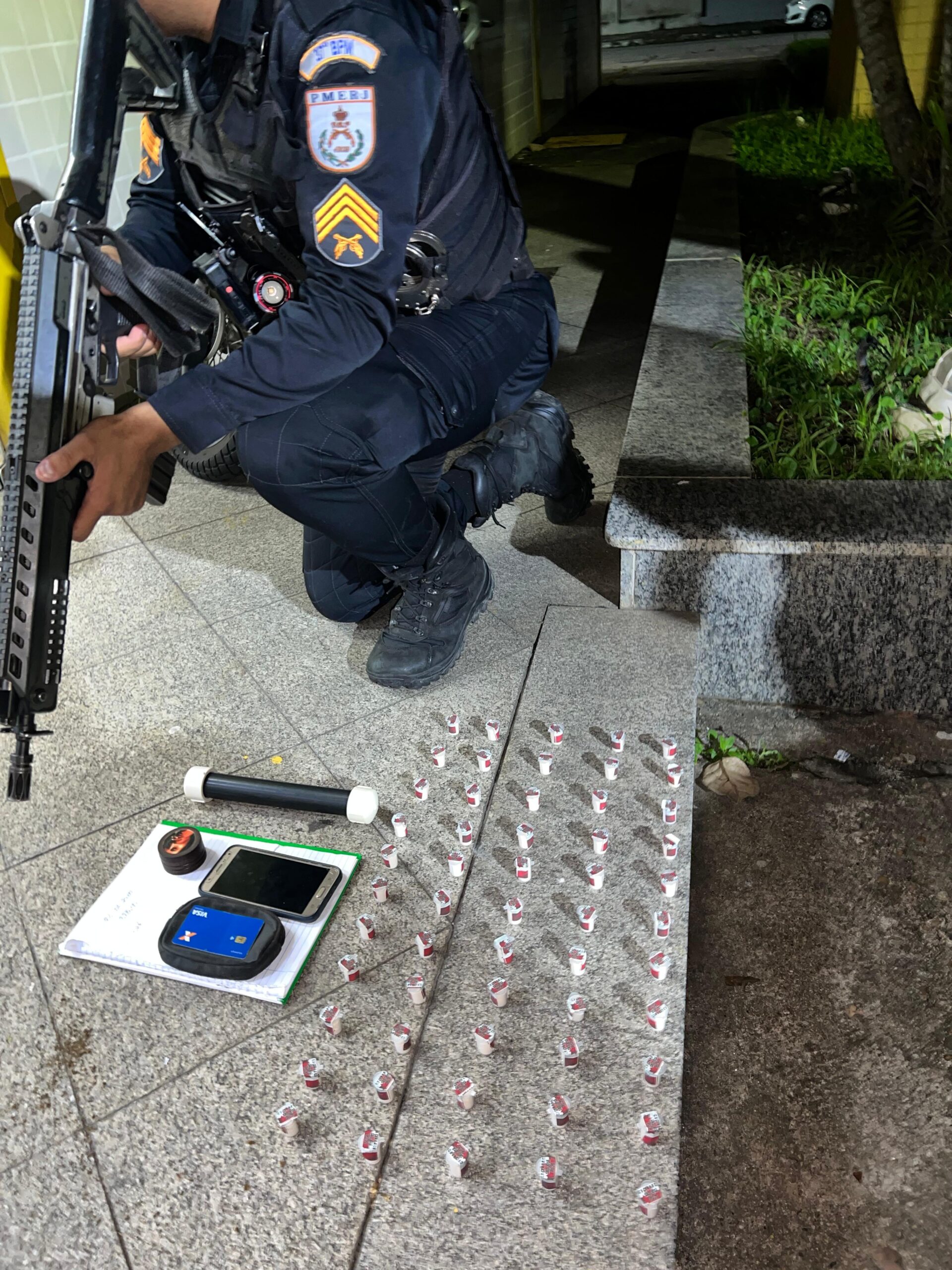 Mulher é presa por tráfico de drogas após abordagem policial em bar de Porto Real