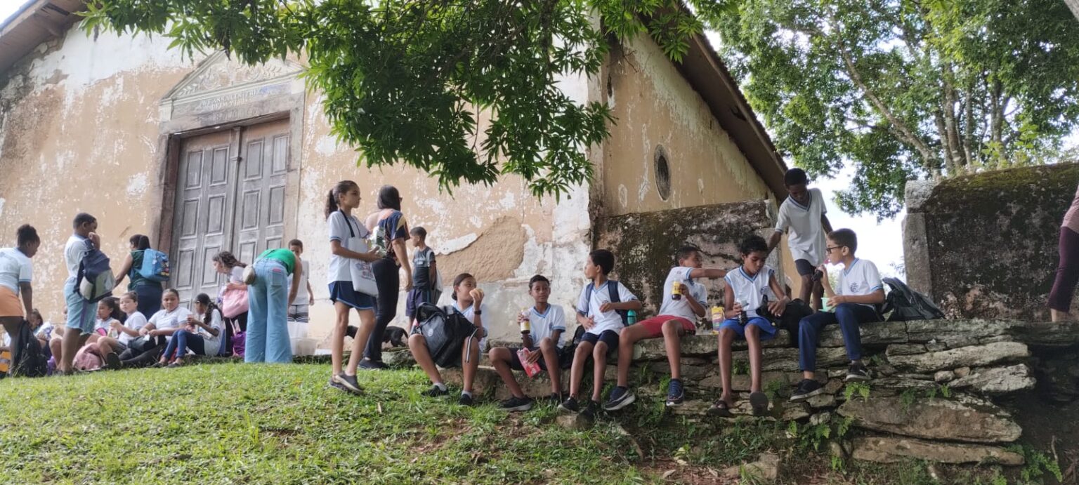 Projeto escolar sobre cultura afro-brasileira leva alunos de quatis a uma aula-passeio no Quilombo de Santana 