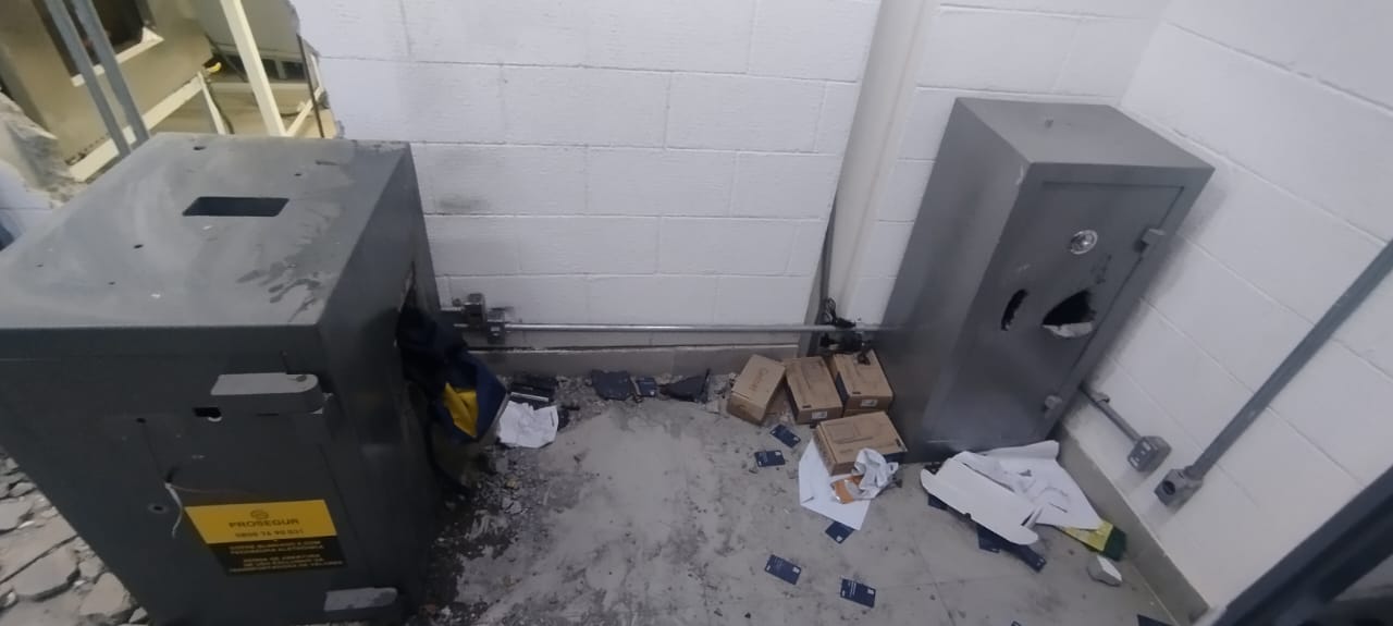 Homens armados e encapuzados invadem supermercado em Resende e fogem com dinheiro e mercadorias