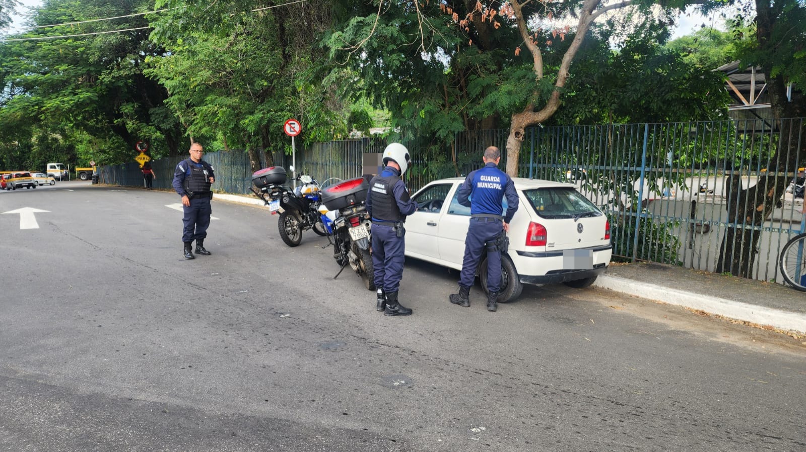 Sem CNH, homem vai à GMVR recuperar moto apreendida e tem carro removido em Volta Redonda