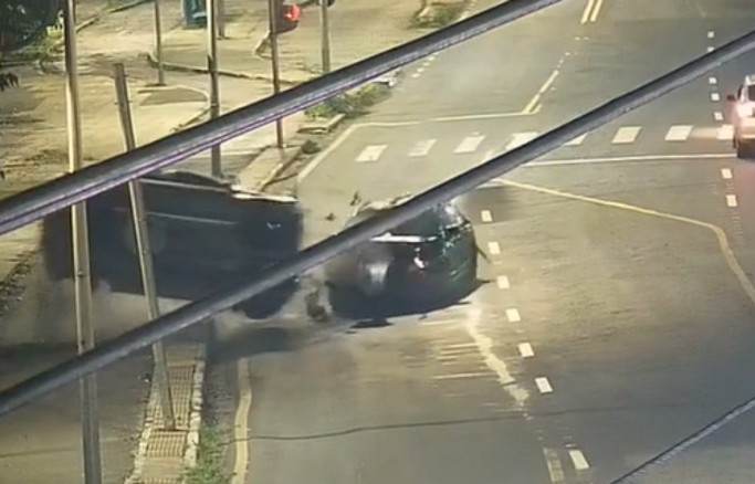 (VÍDEO) Colisão frontal é registrada no Retiro, em Volta Redonda