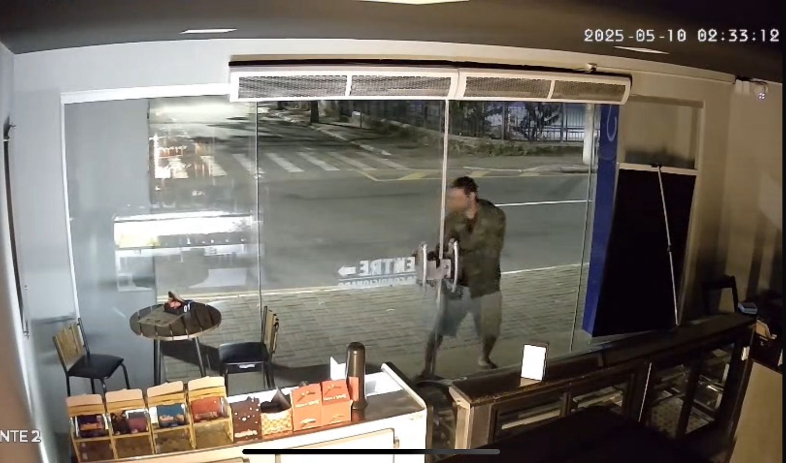 [VÍDEO] Lanchonete é arrombada durante a madrugada no Aterrado, em Volta Redonda
