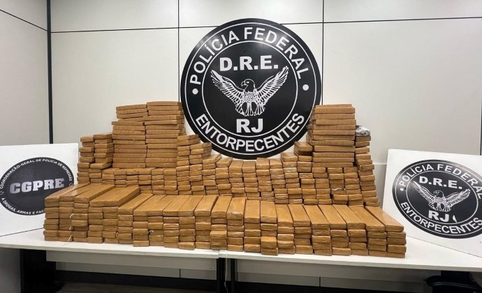 PF apreende meia tonelada de maconha escondida em carga de alimentos na Dutra, em Resende