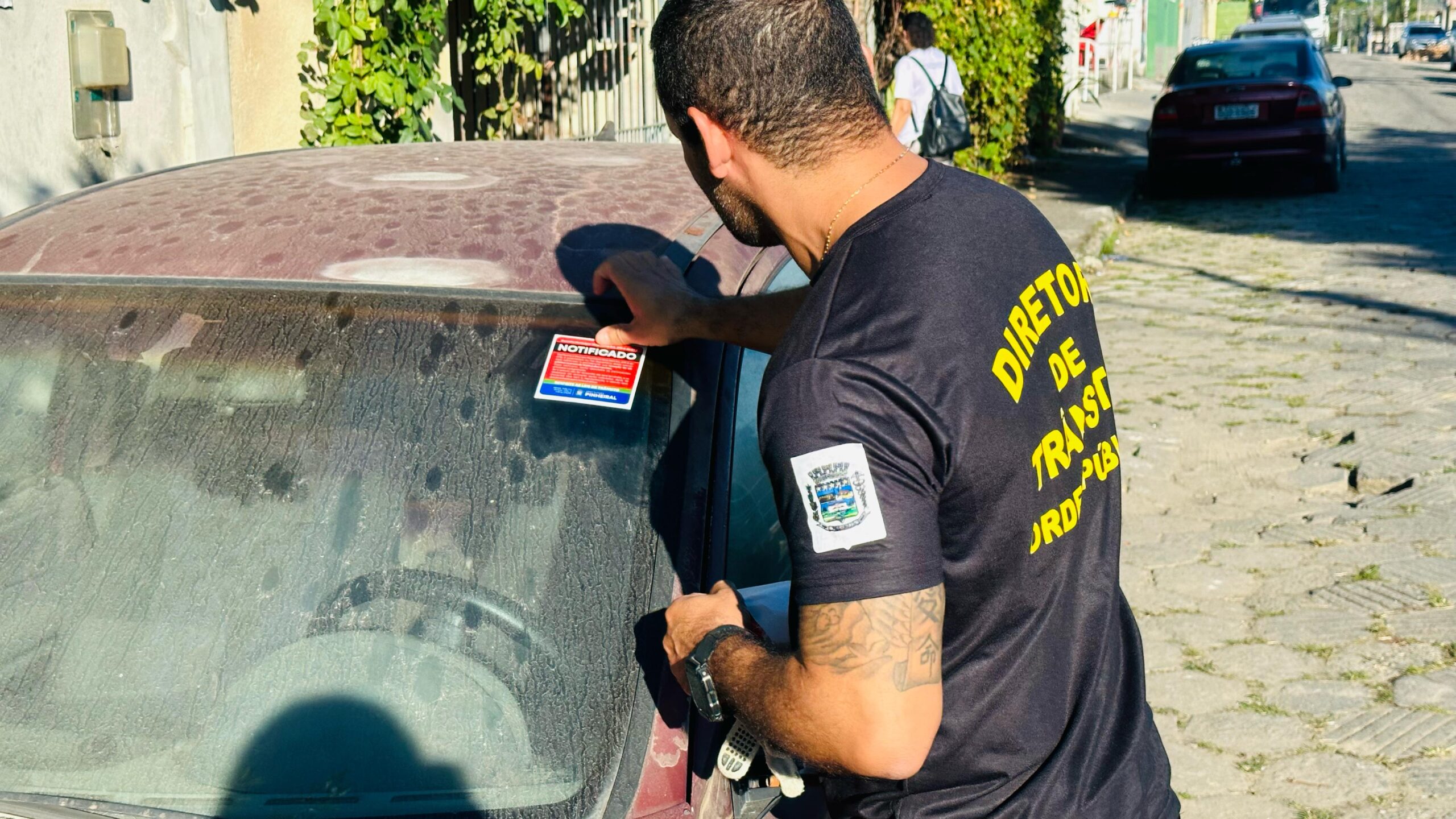 Prefeitura de Pinheiral inicia notificação de veículos abandonados em vias públicas