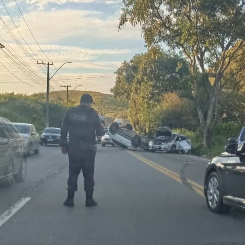 Carro capota após colisão na Rodovia dos Metalúrgicos, em Volta Redonda