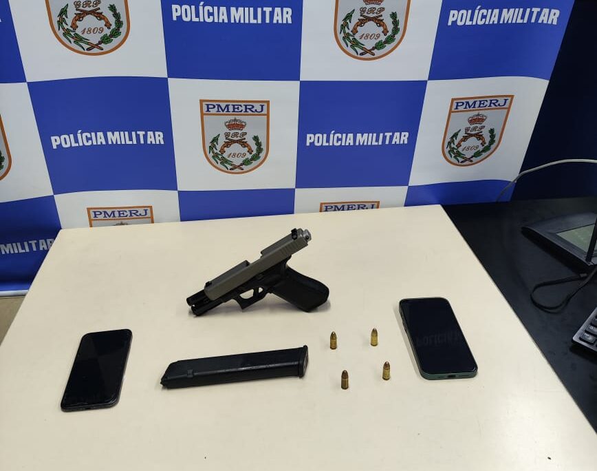 Trio é abordado ostentando arma em carro e um é preso em flagrante