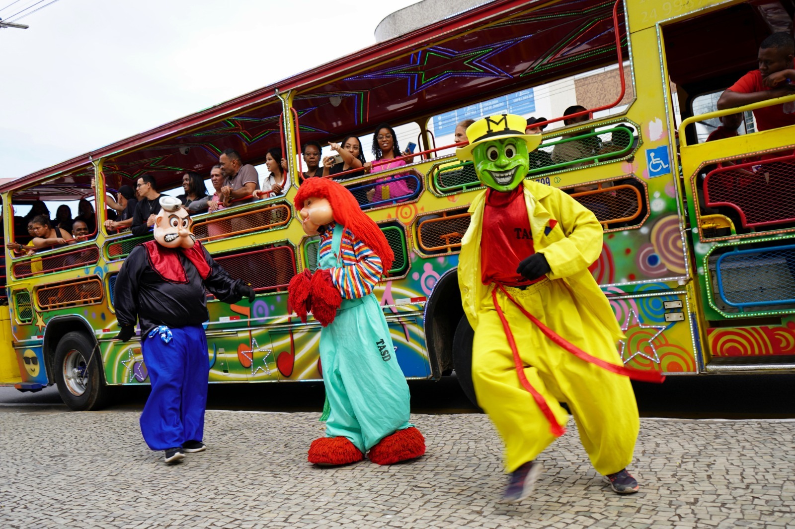 VR: usuários do Caps Vila Esperança participam de tour pela cidade em ônibus adaptado para eventos