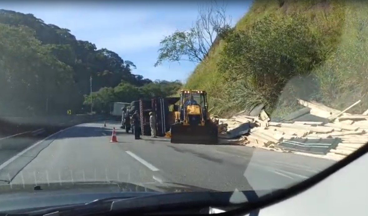 [VÍDEO] Carreta com carga de madeira tomba na Dutra e causa congestionamento em Piraí