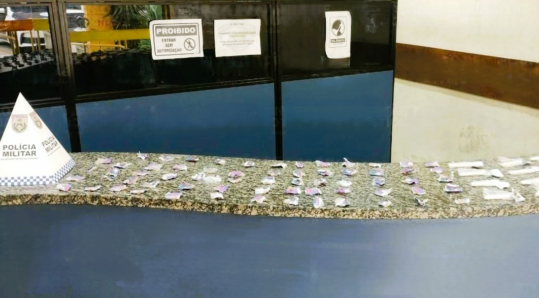 Barra do Piraí: PM apreende drogas após suspeito fugir