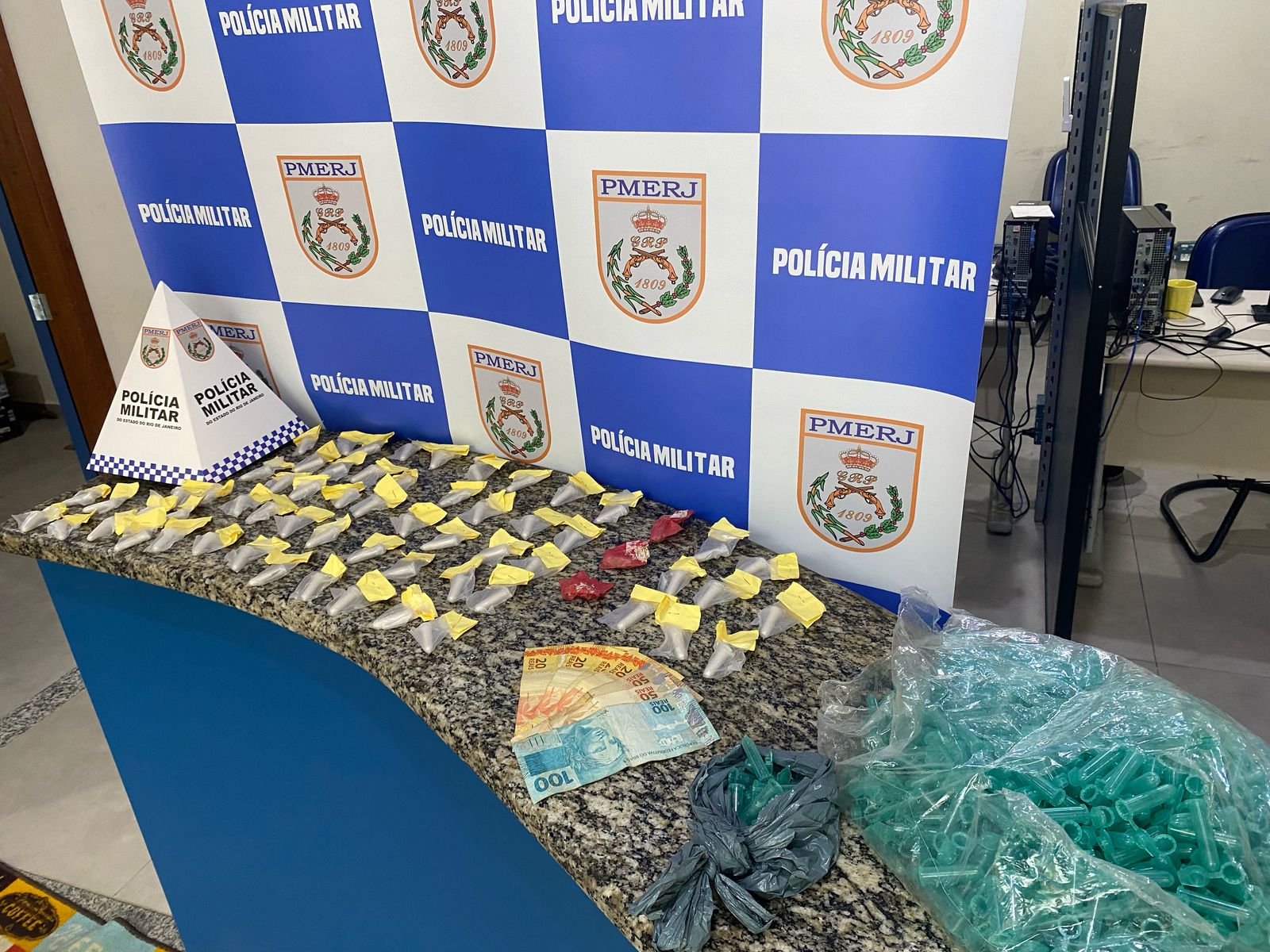 Policiais encontram droga enterrada em Piraí