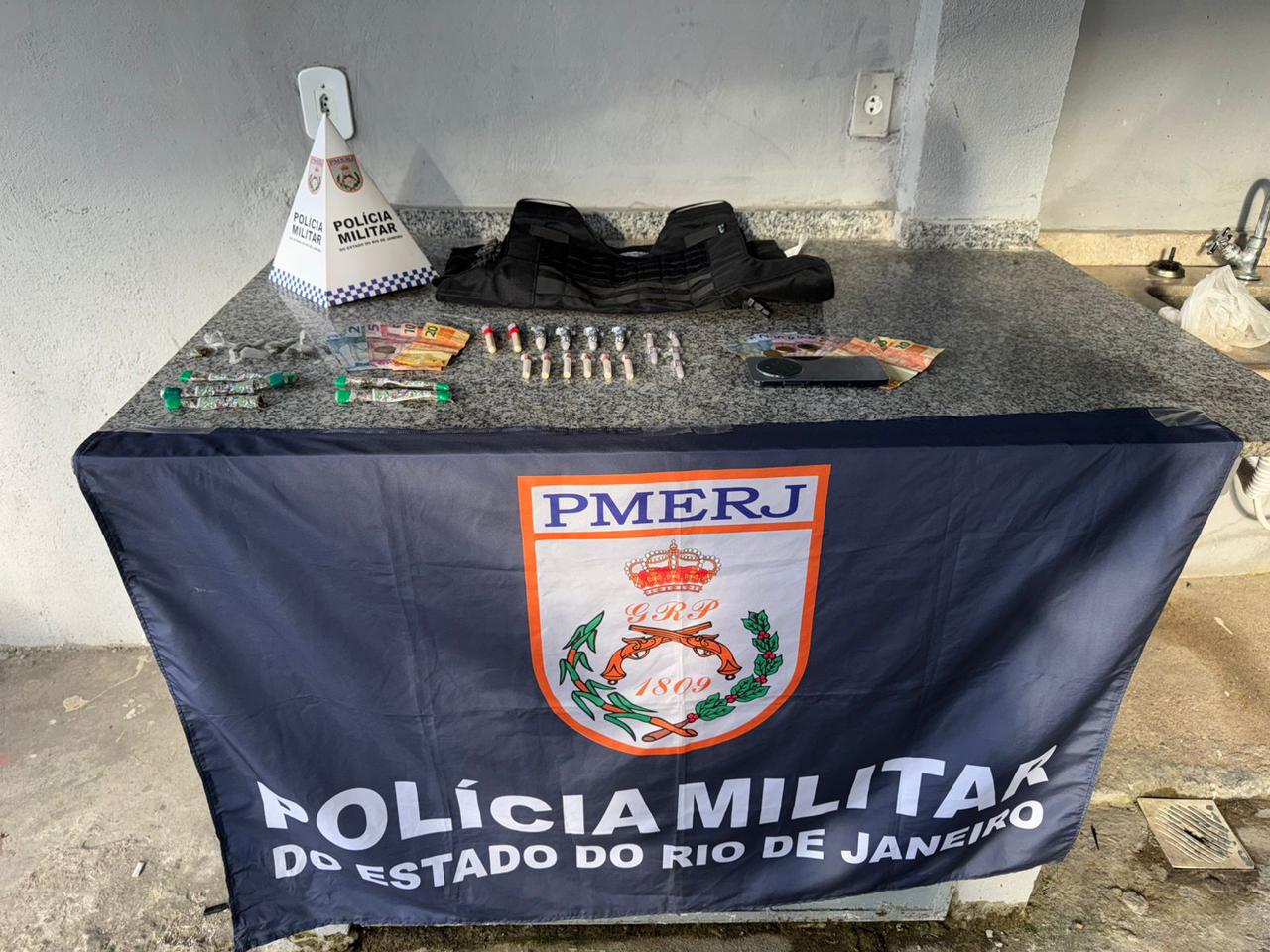 Dupla é detida e drogas são apreendidas no São Carlos