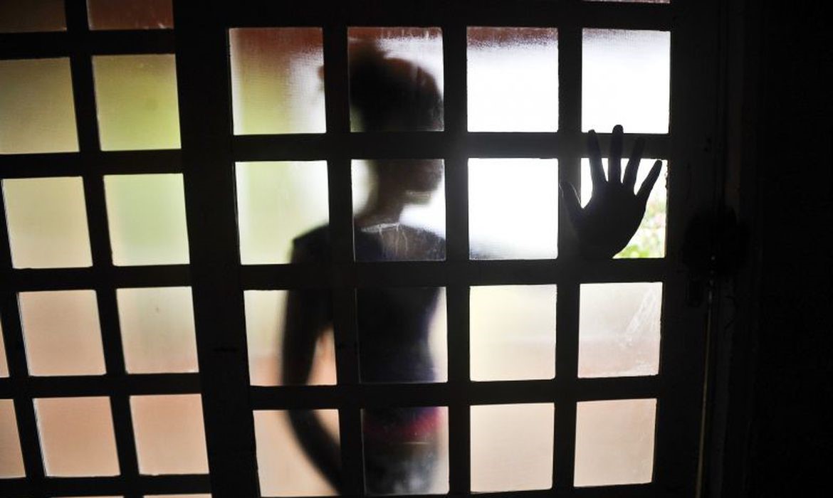 Pai é preso em Angra dos Reis por abusar sexualmente da filha de seis anos durante visita