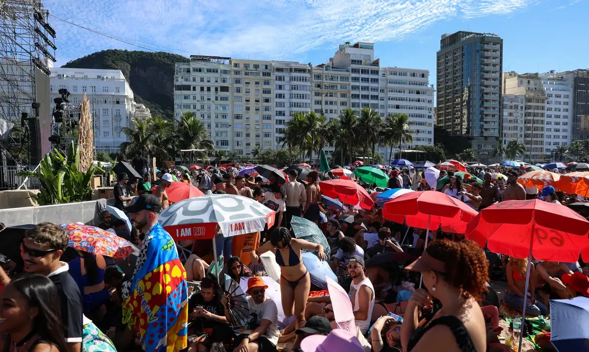 Fãs de Lady Gaga acampam nas areias de Copacabana para ver show