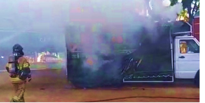 [VÍDEO] Incêndio atinge food truck em evento no Centro de Valença
