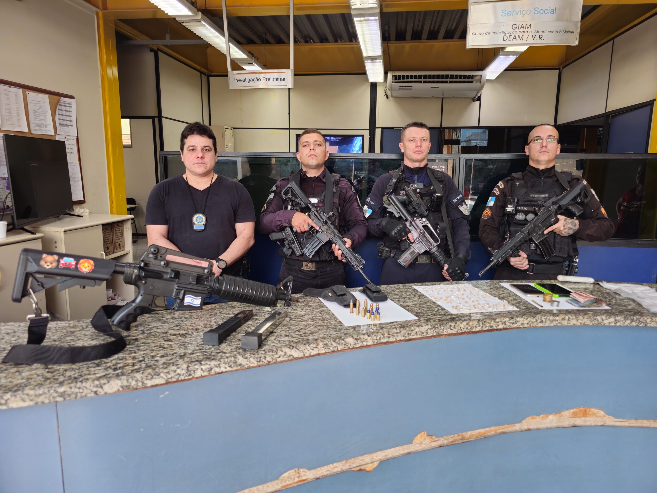 Polícia prende três em Barra Mansa, incluindo dois irmãos, com drogas, munições e réplica de fuzil