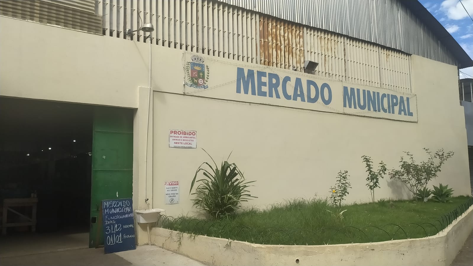 Homem invade box no Mercado Municipal e ameaça trabalhador com faca em Valença
