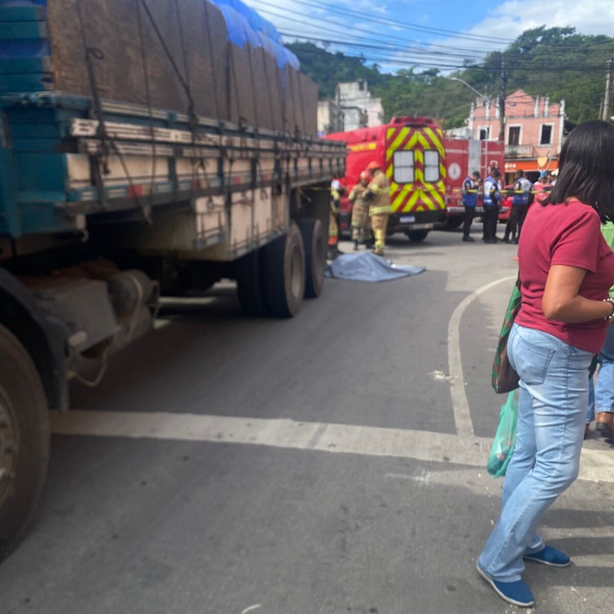 Tragédia: Mulher morre atropelada por caminhão no Centro de Paracambi