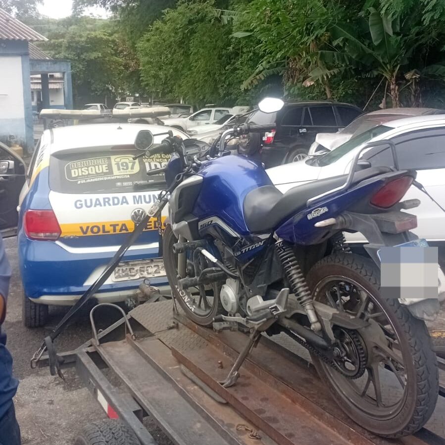 Moto é removida ao depósito público de Volta Redonda após inabilitado ser flagrado em alta velocidade