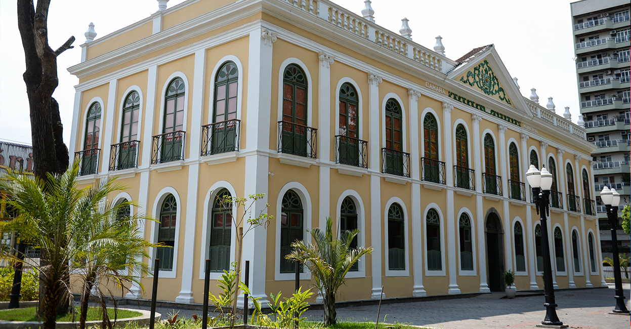 Homem é detido após quebrar janela de prédio histórico no Centro de Barra Mansa