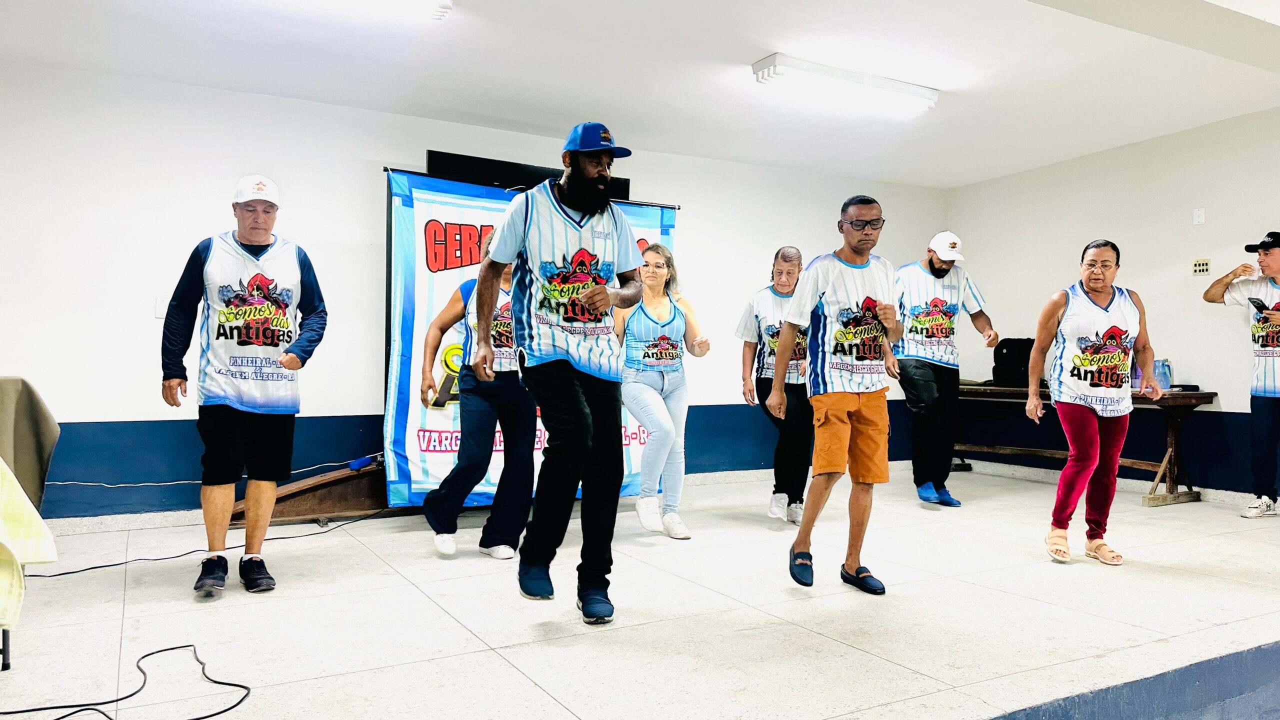Apresentação do “Somos das Antigas” anima evento de Dia das Mães do EJA em Pinheiral