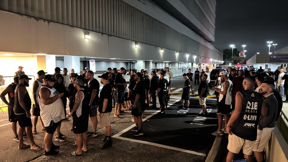 [VÍDEO] Protestos no Aeroporto marcam retorno do Vasco ao Rio após sequência de derrotas