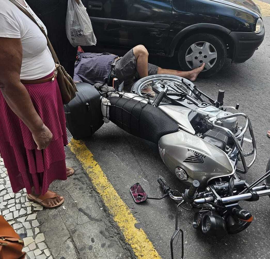 Acidente entre carro e moto deixa homem ferido no Centro de Barra Mansa