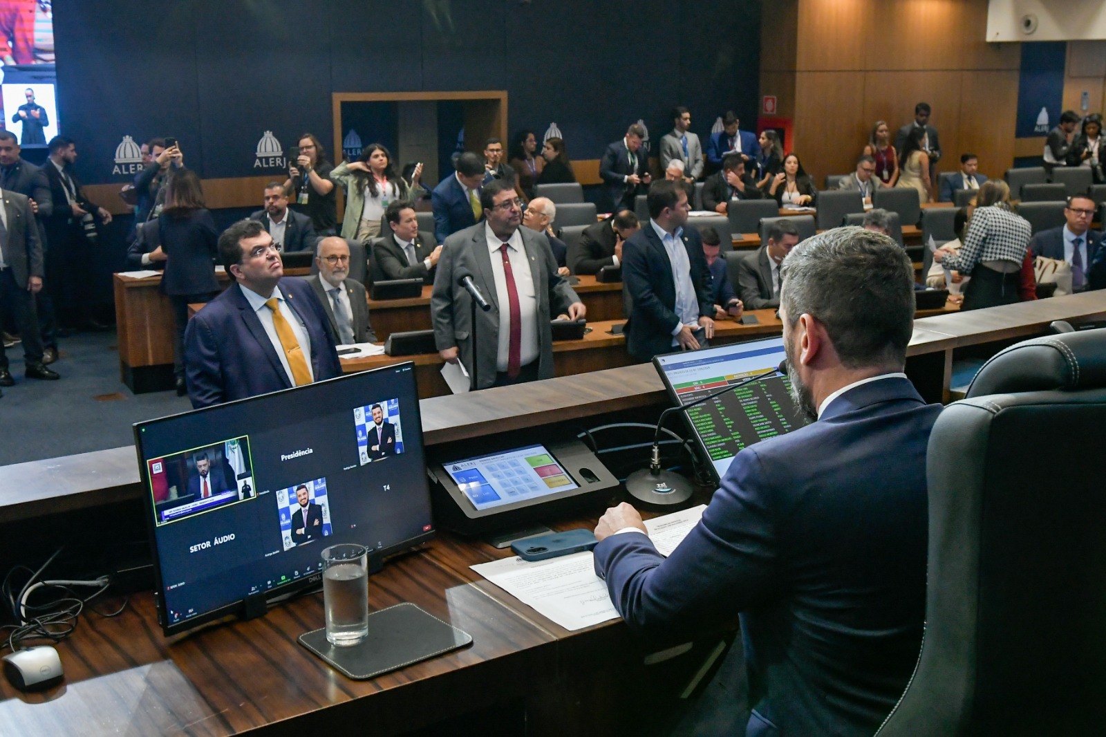 Projeto que regulariza igrejas e templos religiosos, de autoria do deputado Munir, é aprovado na Alerj