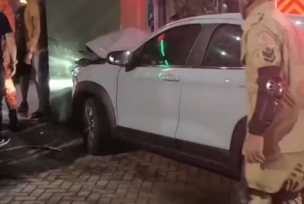 Motorista perde controle e atinge bar em Volta Redonda; passageira fica ferida