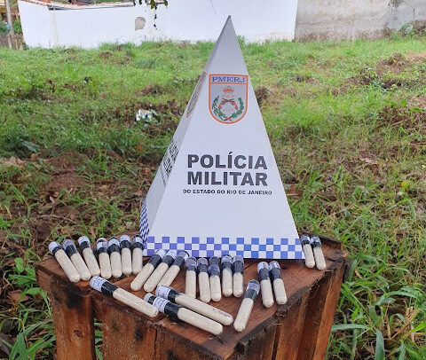 Polícia apreende 23 pinos de cocaína em área de tráfico, em Paraíba do Sul