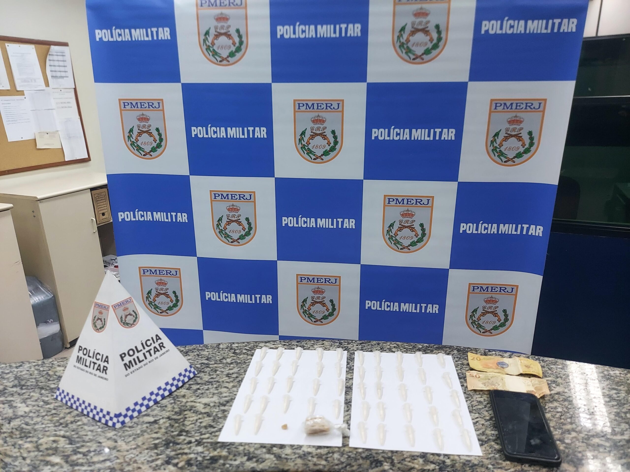 Polícia apreende cocaína e crack com suspeito em Barra Mansa; Suspeito foi pego em cima de muro