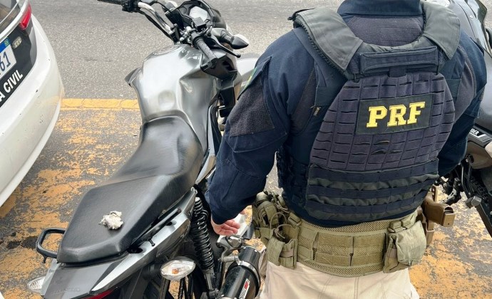 Moto clonada é apreendida pela PRF em Volta Redonda após patrulhamento na Dutra