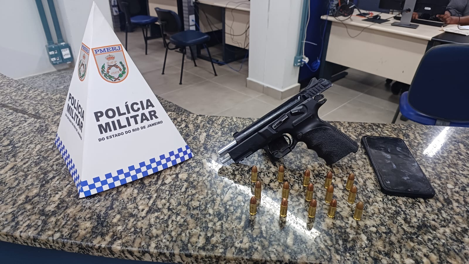 Suspeito tenta fugir, mas é capturado com pistola em Resende