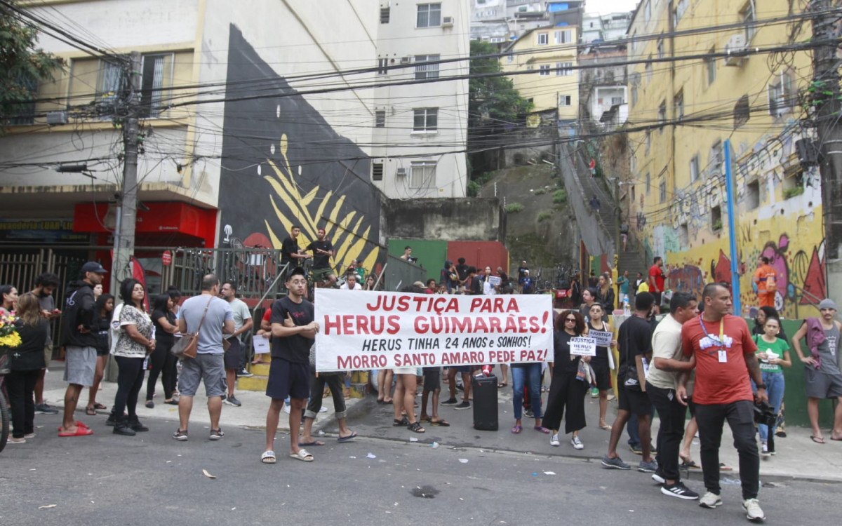 Moradores protestam após morte de rapaz baleado em festa junina