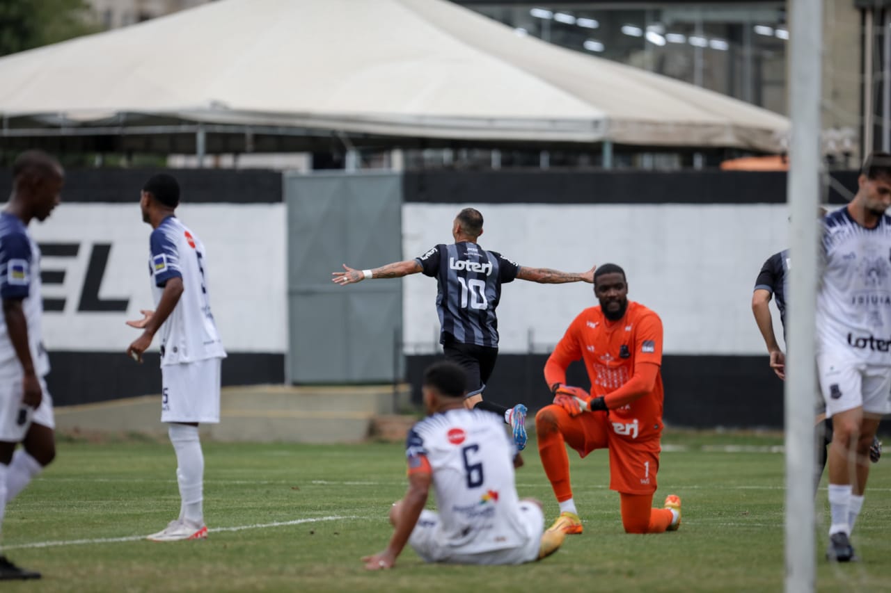 Resende vence e volta ao G4 do Carioca A2
