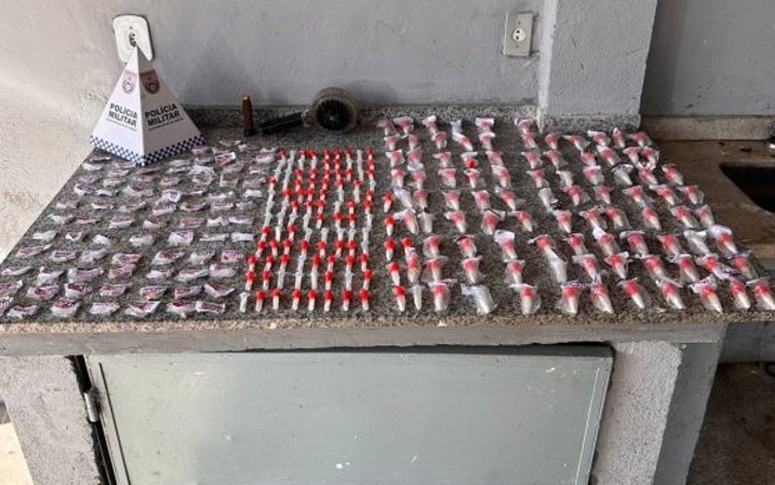 Polícia apreende drogas e carregadores de arma em ação no Morro da Conquista, em Volta Redonda