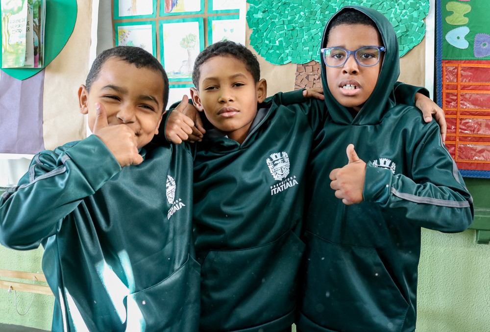 Alunos da Rede Municipal de Ensino de Itatiaia recebem uniformes de inverno