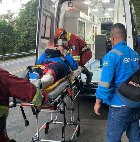 Ônibus sai da pista e deixa quatro feridos na Rio-Santos em Angra dos Reis