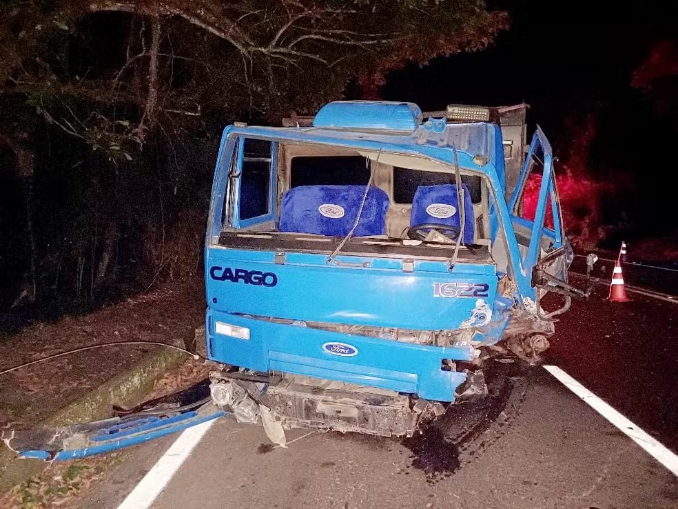 Colisão entre carro e caminhão deixa dois mortos e dois feridos na Rio-Santos, em Angra dos Reis