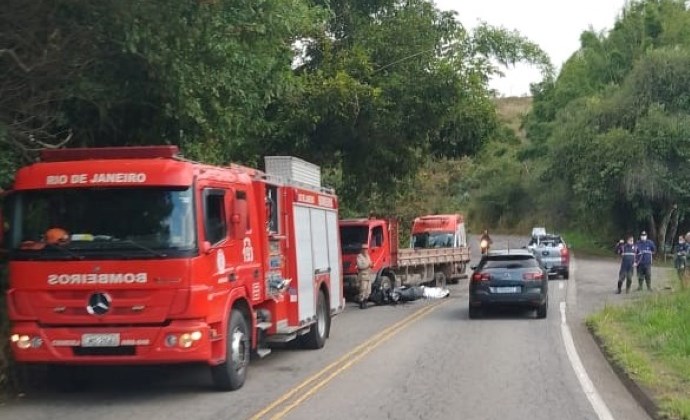 Jovem morre em colisão entre moto e caminhão, em Vassouras