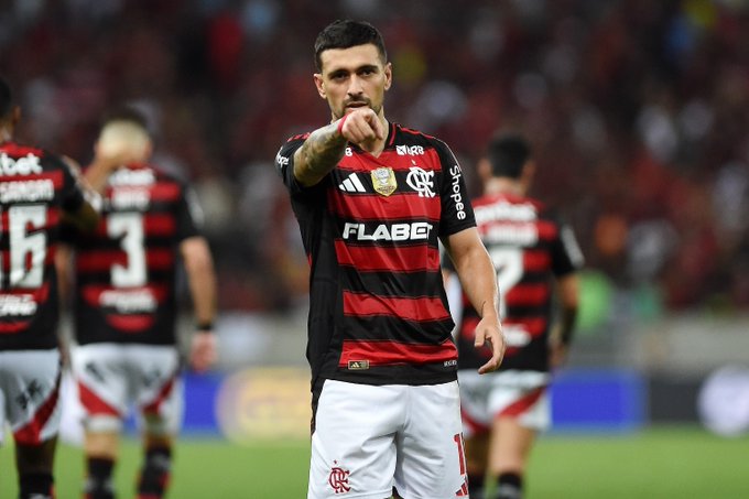 Flamengo goleia o Fortaleza e assume liderança do Brasileirão