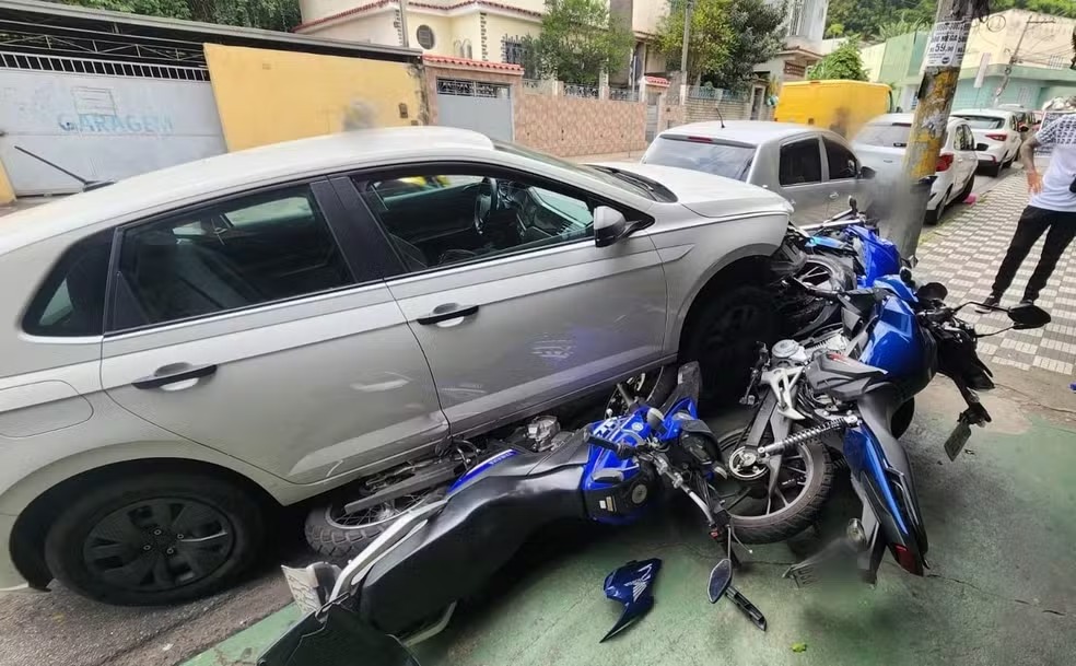 Motorista dorme ao volante e atinge motos em Volta Redonda
