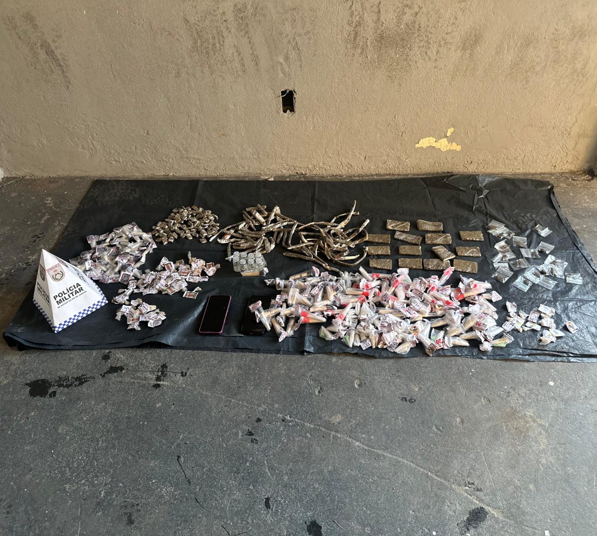 Grande quantidade de drogas é apreendida em operação policial no Morro da Conquista, em Volta Redonda