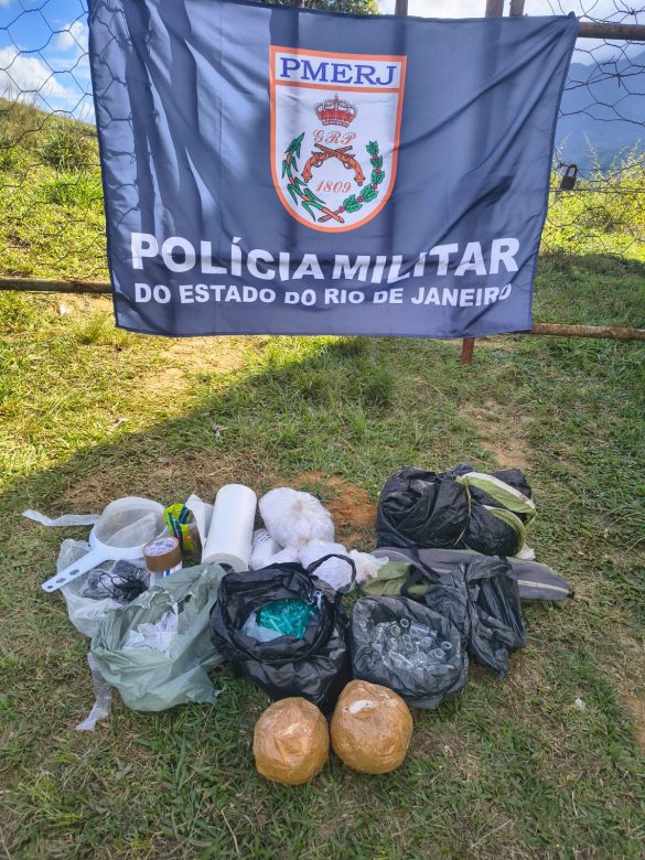 Polícia Militar encontra quatro quilos de cocaína em área de mata em Penedo