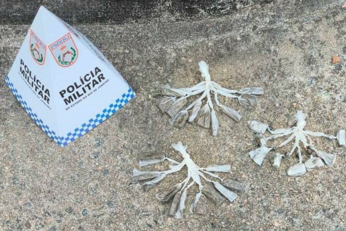 Polícia encontra drogas escondidas em bolsa durante operação em Rio das Flores