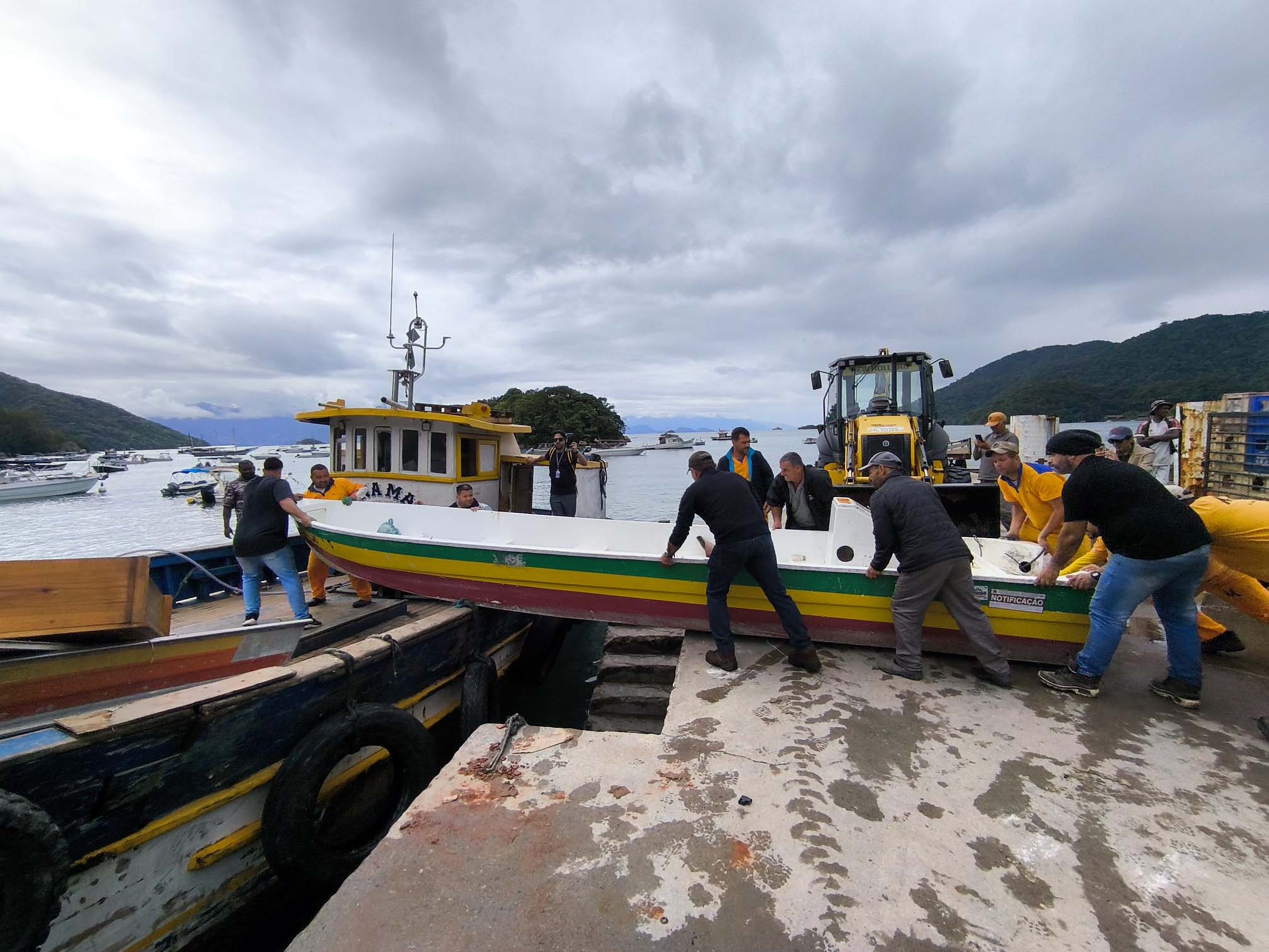 Embarcações abandonadas na praia do Abraão são recolhidas em Angra dos Reis